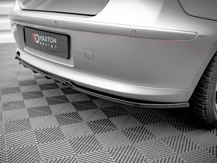 BMW 1 E81 Facelift Central Rear Splitter (Vertical Bars) - Maxton Design