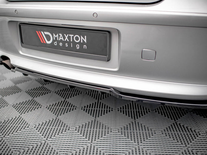 BMW 1 E81 Facelift Central Rear Splitter (Vertical Bars) - Maxton Design