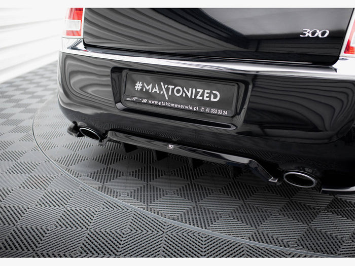 Chrysler 300 Mk2 Central Rear Splitter (Vertical Bars) - Maxton Design