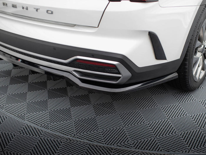 Kia Sorento Mk4 Central Rear Splitter (Vertical Bars) - Maxton Design