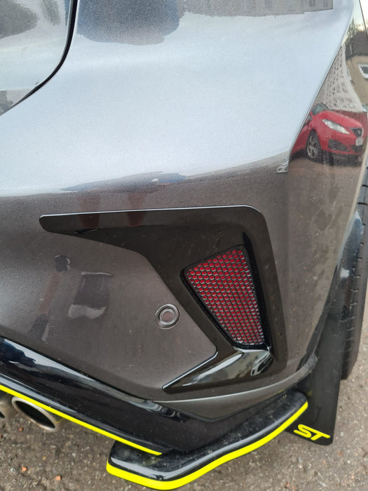 Rear Bumper Reflector Surround for MK4 / MK4.5 Focus | CEUK (Carbon Fibre Look OR Gloss Black)
