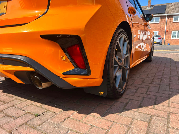 Rear Bumper Reflector Surround for MK4 / MK4.5 Focus | CEUK (Carbon Fibre Look OR Gloss Black)